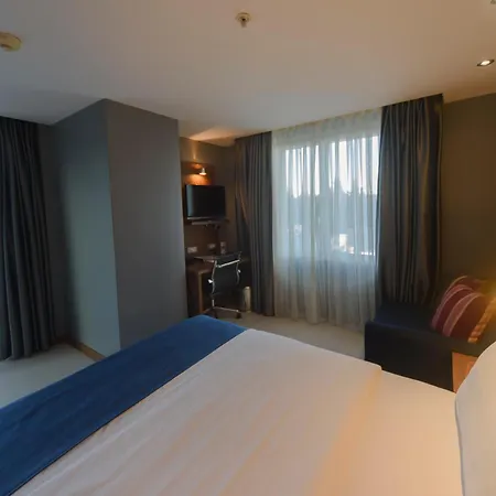 Holiday Inn Express Istanbul-Altunizade By Ihg Exterior photo