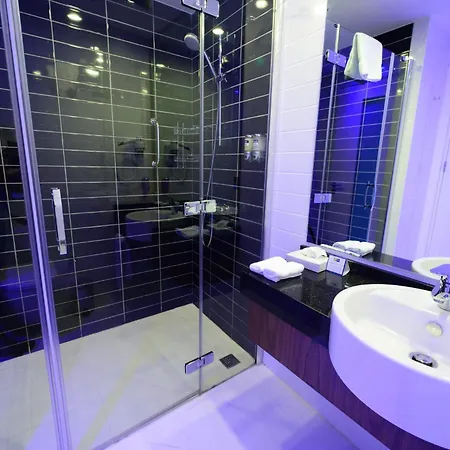 Holiday Inn Express Istanbul-Altunizade By Ihg Exterior photo